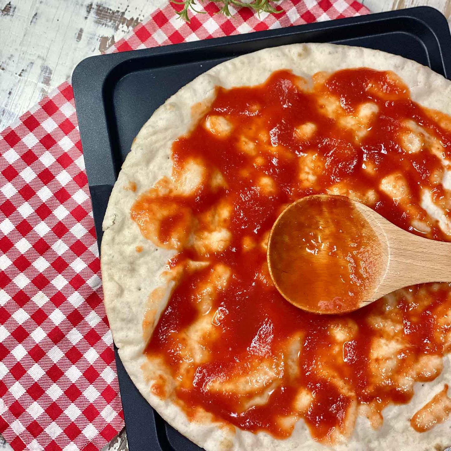 Foto pizza senza glutine condita con pomodoro